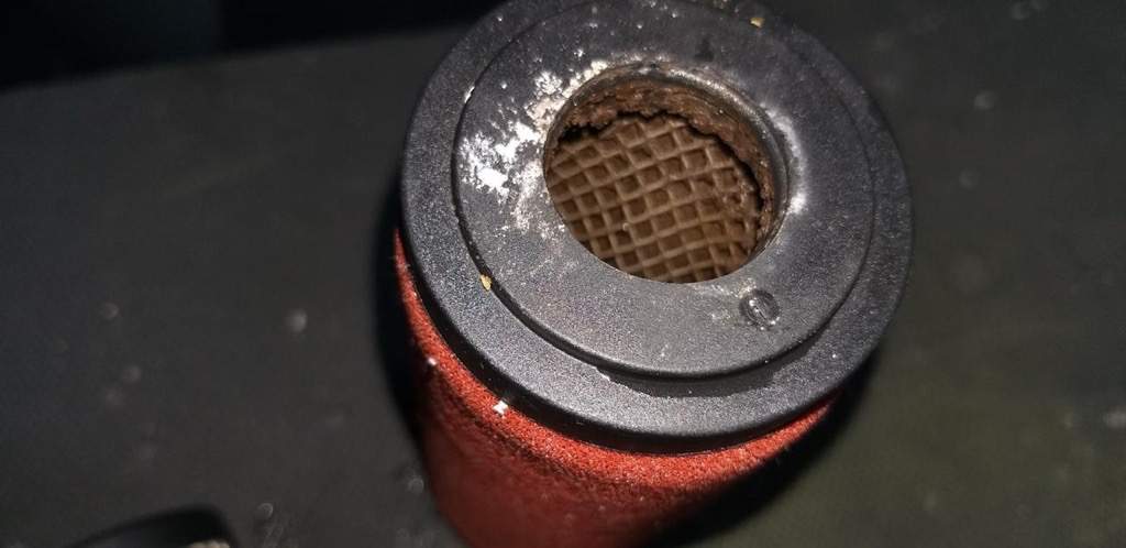 Foto do Interior de Filtro Coalescente substituído de um Purificador de ar Grau D - Indústria Óleo e Gás